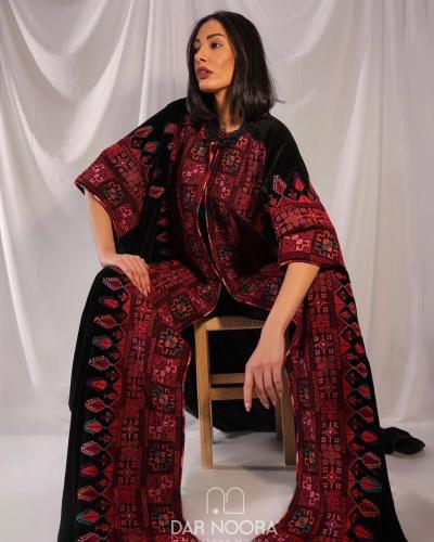 عباية مخمل سوداء مطرزة يدوي