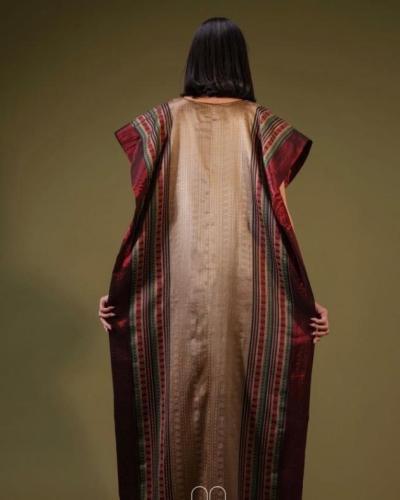 Loose-fitting Burgundy dress with embroidery
