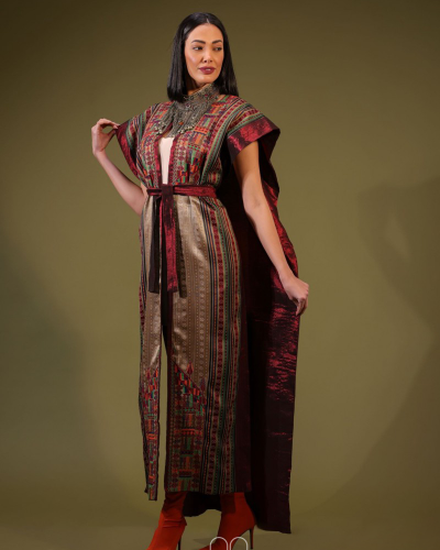 Loose-fitting Burgundy dress with embroidery