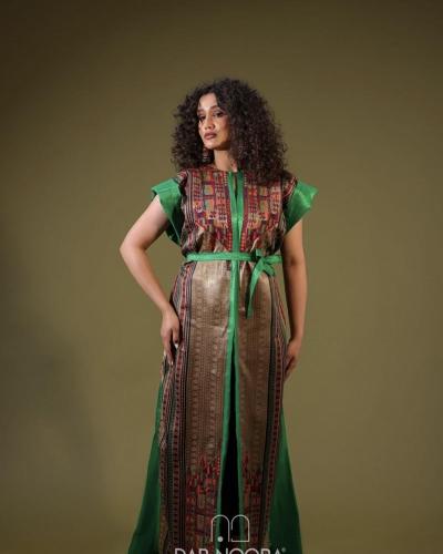 Loose-fitting green dress with embroidery