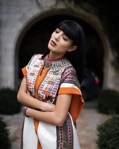 Loose-fitting orange dress with embroidery